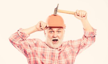 adam oluşturucu çekiç aracı kullanın. hardhat olgun sakallı adam. inşaat inşa. kask profesyonel tamirci. mimar onarım ve düzeltme. mühendis işçi. tehlikeli iş