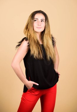 Saç şekillendirme metodu dalgalı hale gelir. Gönüllü kıvrık saçlar. Saç kıvırma ve kıvırma. Kuaför stili ipuçları. Yavaş ve nazikçe. Moda kıvrımlı saç stili. Moda kızı stili saç stili