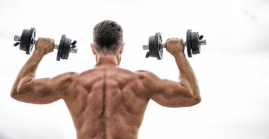 Kas yığını adam dambıl gibi dikiz aynasıyla egzersiz yapıyor. Acı geçicidir, gurur ise sonsuzdur. Sırtı ve kolları güçlü bir sporcu. Spor malzemeleri. Vücut geliştirme sporu. Spor yaşam tarzı. Aptal egzersiz salonu.