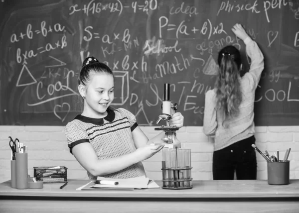 Verbesserung der modernen Medizin. kleine Mädchen im Schullabor. Wissenschaft ist Zukunft. Biologiewissenschaft. glückliche kleine Mädchen. wissenschaftliche Experimente. Chemie-Forschung. Kleine Wissenschaftlerinnen arbeiten mit Mikroskop — Stockfoto