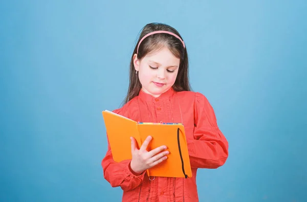 Ev ödevi egzersizi. Kompozisyon yazın. Edebiyat kulübü. Kişisel günlük. Çalış ve öğren. Şiir yazarı. Kız kitap ve kalem mavi arka plan tutun. Çocuk kitap yazıyor. Kitap konsepti. Gelişim eğitimi — Stok fotoğraf