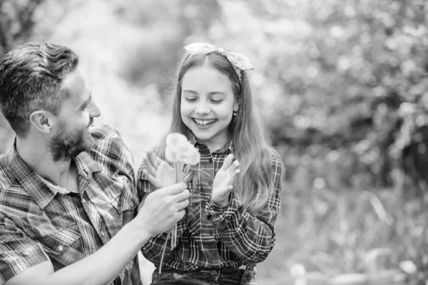 Bu benim hayatım. kızı ve babası karahindiba çiçeği seviyorum. aile yaz çiftliği. Ekoloji. Mutlu bir aile günü. küçük kız ve mutlu adam baba. dünya günü. bahar köy ülke. Büyük bitkiler — Stok fotoğraf