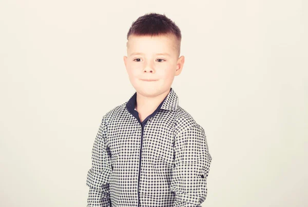 Αγόρι μοντέρνο χτένισμα φορούν επίσημο στυλ πουκάμισο φως φόντο. Ο τύπος με αυτοπεποίθηση απολαμβάνει τη μοντέρνα ενδυμασία. Προσπάθησε να είσαι όμορφος και κομψός. Ξέρεις πολλά για το στυλ. Βρήκα το στυλ του. Αξιολάτρευτο μικρό παιδί — Φωτογραφία Αρχείου