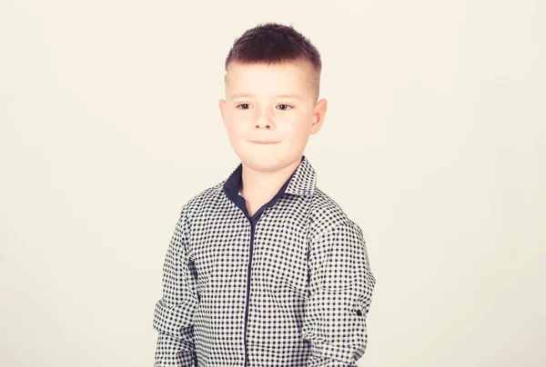 Jongen moderne kapsel slijtage formele stijl shirt lichte achtergrond. Zelfverzekerde kerel geniet van modieuze outfit. Probeer knap en stijlvol te zijn. Veel over stijl weten. Zijn stijl gevonden. Schattig klein kind — Stockfoto