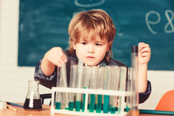 Liten pojke som använder Mikroskop i skolan lektion. liten pojke studie kemi. Resultatet. Medicinska konceptet. Lilla geni barn. provrör med vätska för forskning. Lär dig för framtiden. Forskningsutveckling — Stockfoto