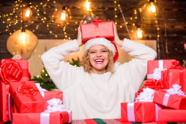 Momenti felici di dicembre. I regali fanno parte integrante di celebrazione di anno nuovo. Concetto intrigante. L'umore festivo. Bellissimi regali avvolti. Donna felice e un mucchio di scatole regalo. Ragazza pronta per la celebrazione — Foto Stock