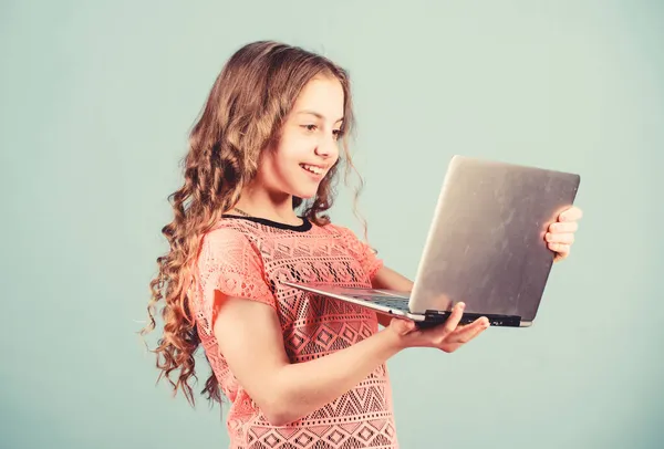 Menina feliz com laptop. compras online. Projecto escolar. Começar o negócio. desenvolvimento infantil na era digital. jogar jogos de computador. educação escolar em casa. Director de arte. Apresentação do produto — Fotografia de Stock