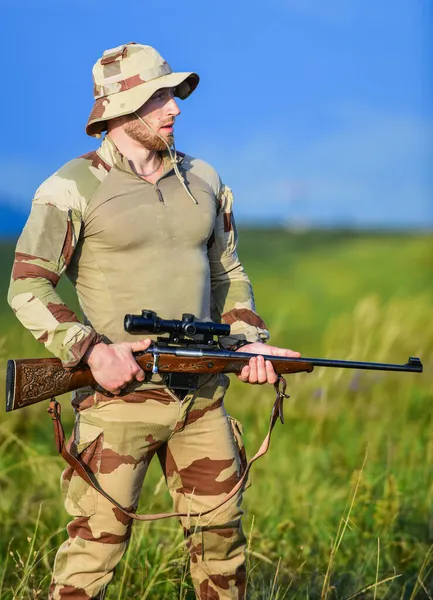 Pronto para disparar. Foco e concentração caçador experiente. Hunter segura na espingarda. Hunter montanhas paisagem fundo. Guerreiro brutal. Espingarda para caçar. Forças do exército. Homem roupa militar com arma — Fotografia de Stock