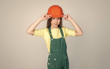 Çocuk inşaat yapıyor. Mühendis genç inşaat işçisi. Uluslararası İşçi Günü. Elektrikçi onun kariyeri. Miğferli kız müteahhitlik yapıyor. İnşaat ve yenileme. İnşa etmek onun hayatı.