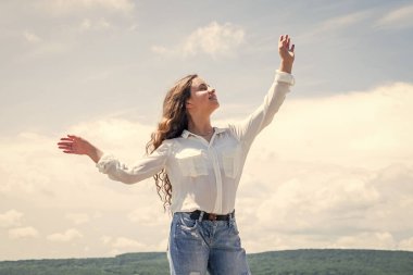 Beyaz tişörtlü şirin çocuk, hava güzel.