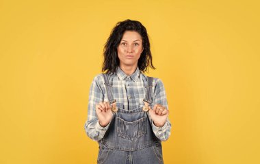 Kumral saçlı mutlu bir kadın günlük kıyafetler giyer, moda.