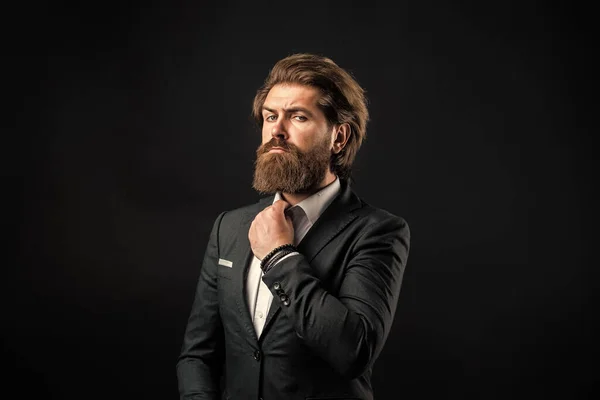 Ha un aspetto elegante. fiducia e carisma. Un bell'uomo in giacca e cravatta. bellezza e moda maschile. brutale uomo d'affari con barba e baffi perfetti. Il vero capo col giubbotto. maturo uomo barbuto — Foto Stock