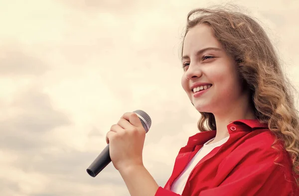 Happy kid sänger mit mic love music, gesangschule — Stockfoto
