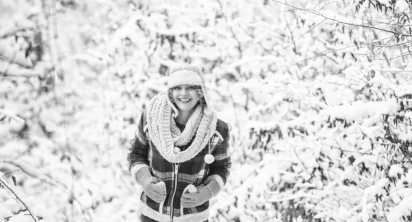 Pełen szczęścia. Portret podekscytowanej kobiety w zimie. Wesoła dziewczyna na dworze. radosna i energiczna kobieta. urlop narciarski w zimowy dzień. Piękna kobieta w ciepłym ubraniu. Ciesząca się przyrodą zima — Zdjęcie stockowe