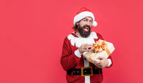 Yeni 2021 yılı yaklaşıyor. Noel Baba kostümü giymiş mutlu sakallı olgun bir adam. Yeni yıl partisi. Kış tatilini kutlamak. Sana da mutlu noeller. Xmas alışveriş zamanı. Hediyeleri hazırla. Eğlenmene bak. — Stok fotoğraf