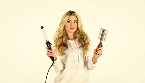 Choisissez le bon type de fer à friser pour vos besoins. Créer une coiffure. Femme avec de longs cheveux bouclés utiliser du fer à friser. Conseils de coiffeur. Fille adorable blonde. Boutique en ligne. Utilisation de différentes techniques d'emballage — Photo