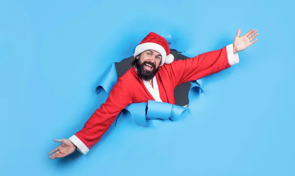 Boldog szakállas férfi télapó claus jelmez ünnepelni téli ünnepe karácsony és úgy érzi, boldog a karácsonyi ajándékok, karácsonyi kedvezmények — Stock Fotó