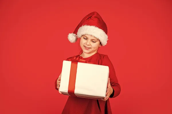 En iyi zaman. Büyük Noel indirimi. Çocuk Noel Baba 'nın hediye kutusu. Boks günü konsepti. Hayalini kurduğum tek şey. Mutlu yıllar. Kış tatili ve Xmas eğlencesi. mevsimlik alışveriş indirimi. Küçük kız hediyesini taşıyor. — Stok fotoğraf