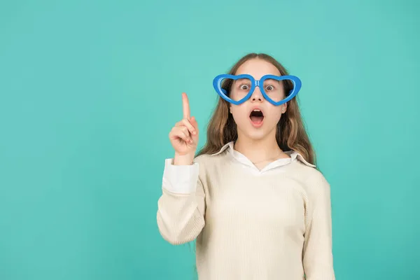 Inspirovaný myšlenkou dítě v party brýle na modrém pozadí s kopírovacím prostorem, nápad — Stock fotografie