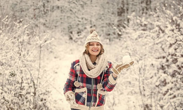 Promenade dans la forêt enneigée. Fille émotionnelle joyeuse s'amuser à l'extérieur. Tenue d'hiver. Femme porter des accessoires chauds se tenir dans la nature enneigée. Collection de mode d'hiver. Admirateur d'hiver. Saison préférée — Photo