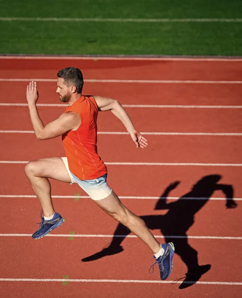 Das beste Cardio aller Zeiten. muskulöser Mann in Bewegung. Sportler messen sich im Sprint. Sport einen gesunden Lebensstil. Fitnesstraining im Freien. Läufer laufen auf Laufstrecke. energetisch und sportlich. Marathontempo — Stockfoto