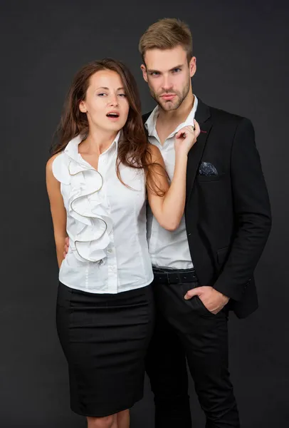 Homem formal e mulher em negócios olhar sobre fundo preto, cooperação — Fotografia de Stock