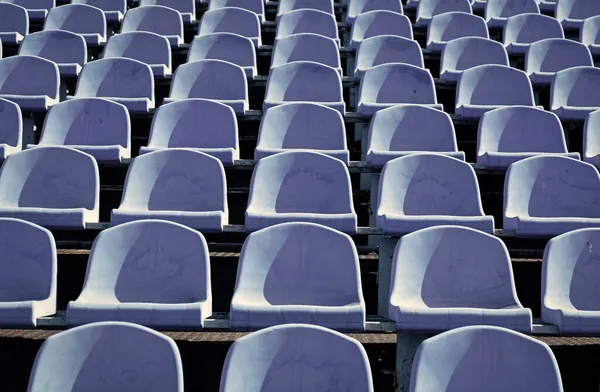 Leere Freiluftarena. Konzept der Fans. Stühle für das Publikum. Kulturumweltkonzept. — Stockfoto