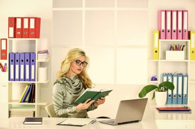 Okuyorum. Evdeki dijital cihazla iletişim kurmak. Halkla ilişkiler. İş kadını iş yerinde dizüstü bilgisayarda daktilo kullanıyor. Kendine güvenen bir iş uzmanı. Modern hayat. Modern bir iş yerinde kadın.