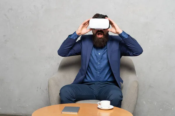 Vamos ser virtuais. O realizador chocado usa auscultadores RV. Usando a realidade virtual em negócios futuros — Fotografia de Stock