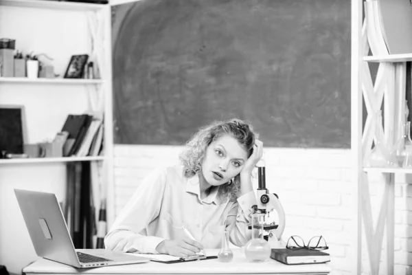 Lärare stressigt yrke. Trycket spänt. Stressig pedagog. Flicka trött stressigt uttryck med bärbar dator och mikroskop arbetar utredning biologi och kemi. Stressig vetenskapsman — Stockfoto