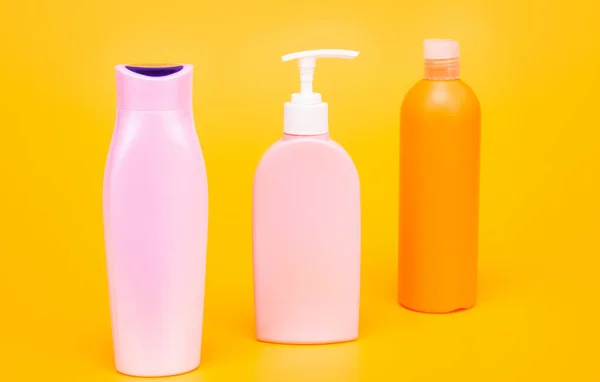 Šampon, kondicionér a krém tekuté toaletní potřeby výrobky kontejnery v řadě, láhve — Stock fotografie