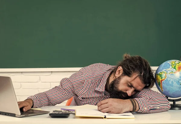 Álmos férfi csukott szemmel néz unatkozik, alváshiány lustaság koncepció — Stock Fotó