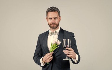 Sevgililer Günü için şerefe. Alkol içmek. Romantik bir randevuda yakışıklı bir erkek. Resmi etkinlikte profesyonel barmen. Şarap kadehli adam. Yetenekli barmen. Şarap garsonu. Adam şarap içiyor. Dostların şerefine.