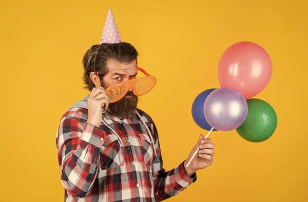 Mężczyzna hipster z modne zadbane włosy i broda trzymać balony party, impreza — Zdjęcie stockowe