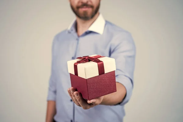 Man crop view δώρο δώρο κουτί πακέτο δεμένα με κόκκινη κορδέλα επιλεκτική εστίαση, δώρο — Φωτογραφία Αρχείου