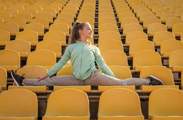 Gezond kind meisje training gespleten op stadion running track, sport — Stockfoto