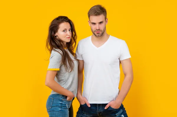 Sexy Mann und Frau im karierten Hemd auf gelbem Hintergrund, Beziehung — Stockfoto