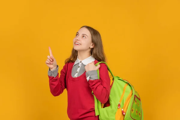 Έννοια της εκπαίδευσης. παιδί με κίτρινο φόντο. Σεπτέμβριος 1. Ευτυχισμένη παιδική ηλικία. — Φωτογραφία Αρχείου