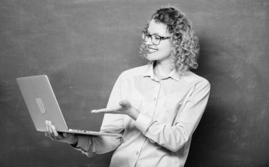 E-öğrenme sistemi. E-öğrenme. İnternet üzerinden eğitim. Tahtadaki öğretmen kız. Online eğitim. İşletme. Modern teknoloji. Modern okuldaki kız. Bilgisayarlı mutlu öğrenci.