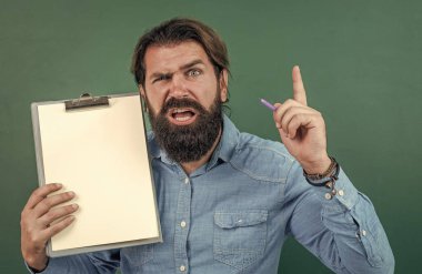 İlham. Okula dönüyorum. Öğretmenler günün kutlu olsun. Sakallı vahşi bir adamın elinde kağıt belgeler var. gayri resmi eğitim. Erkek öğrenci ders sırasında sınıfta oturur. Sınavı geç. konu öğreniliyor