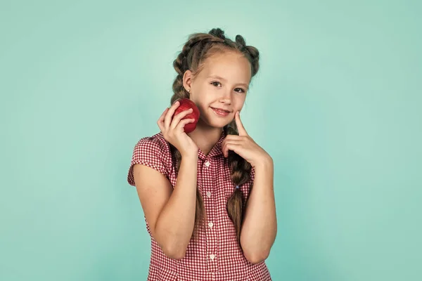 Gelukkig tiener meisje met appels vol vitamine geplukt van herfst oogst, lente — Stockfoto