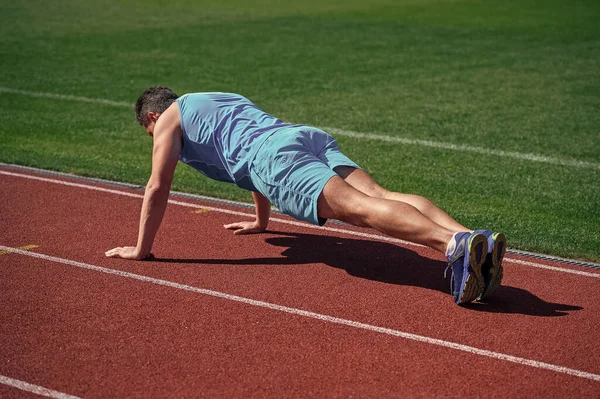 Muskularny mężczyzna stoją w desce podejmowania push up na treningu sportowym, wytrzymałość — Zdjęcie stockowe