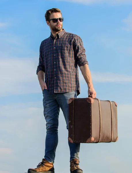 Viaje con equipaje. Blogger de viajes. Un hombre cargando sus cosas en equipaje. Tiempo de vacaciones. Agencia de viajes. Viaje de negocios. Un viajero guapo. Tipo al aire libre con maleta vintage. Concepto de equipaje — Foto de Stock