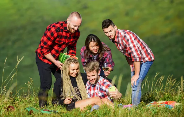 Sonríe. vacaciones de verano. grupo de personas pasan tiempo libre juntos. camping familiar. aventura de senderismo. hombres y chicas felices amigos hacen selfie. amistad. picnic romántico en el campamento de turismo — Foto de Stock