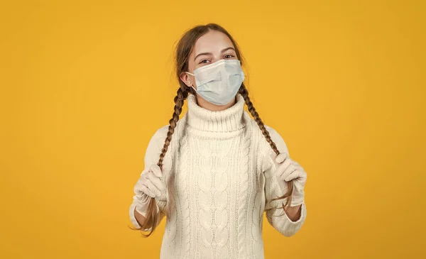 Menina criança usando máscara respiradora para proteger do coronavírus, surto — Fotografia de Stock