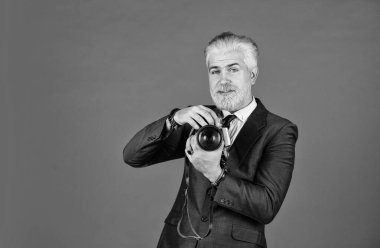 Vintage değerler uzmanıyım. Şık ve eski moda. Elle ayarlar. Sarışın sakallı ve bıyıklı bir fotoğrafçı. İçerik yaratan. Sakallı hippi fotoğrafçı. Fotoğrafçı, retro kamerayı tut