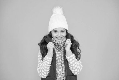 Mutlu yüzlü çocuk mutluluğu hisset ve yılbaşı ve yeni yıl tatili için hazır ol, hava tahmini