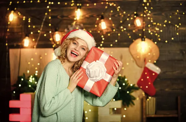 선물을 가진 소녀. 관대하게. 크리스마스 전에 할 일들 이요. 자애심과 친절. 여성들은 크리스마스 장식을 위한 선물 상자를 가지고 있습니다. 크리스마스는 아직까지도 연휴를 기다리고 있습니다 — 스톡 사진