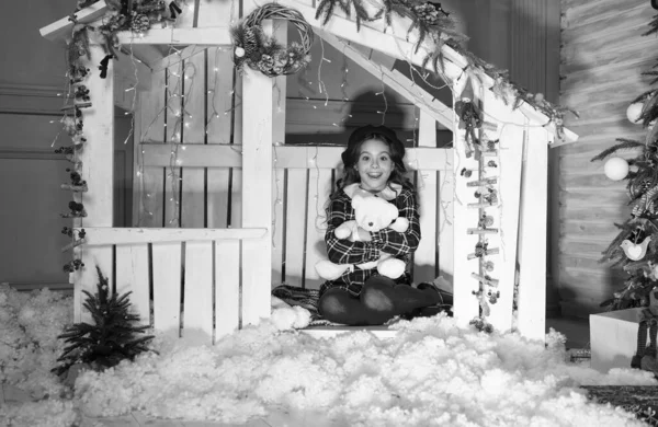 Vacaciones de invierno y vacaciones. niño en boina francesa con juguete de oso. niño disfrutar de la composición navideña. Feliz infancia. decorar el hogar con decoración de Navidad. celebración del año nuevo. esperar a santa — Foto de Stock