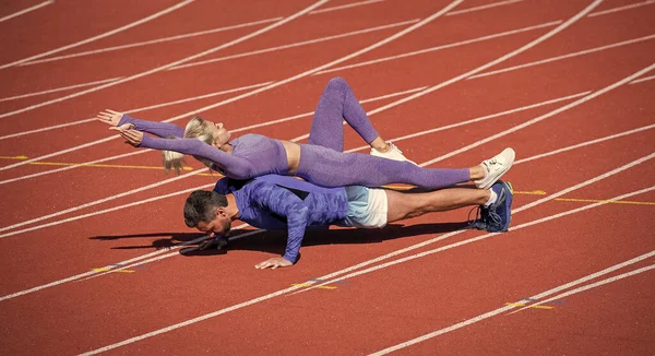 Sportovní fitness muž a žena trénink společně stojí v prkně a tlačit nahoru — Stock fotografie
